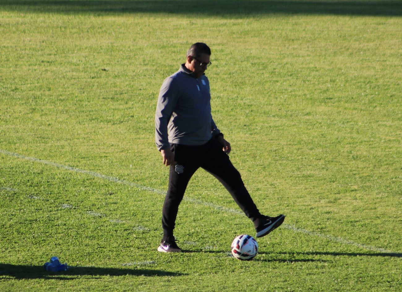Elio Sizenando na beira do campo em Erechim - Rodrigo Polidoro/ND