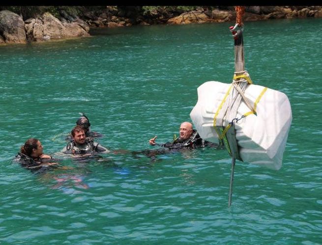 Foto mostra momento em que escultura foi colocada no fundo do mar. – Foto: Prefeitura de Bombinhas/ND