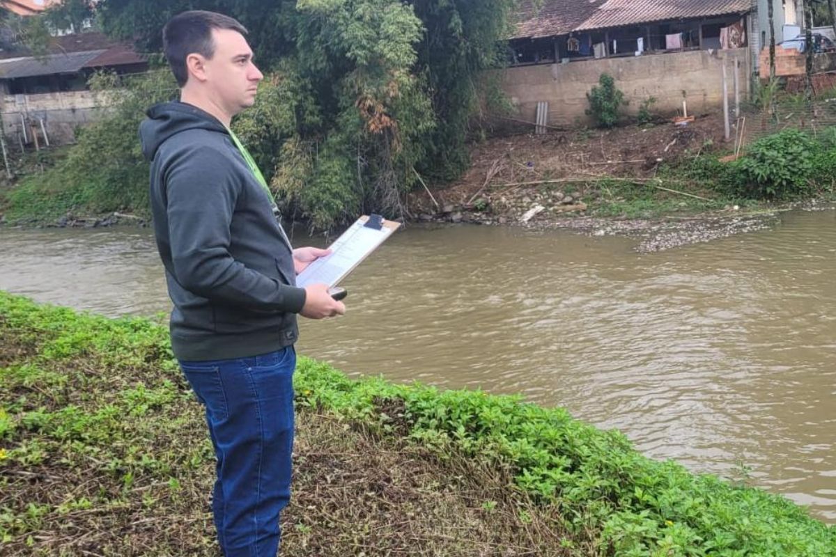 Fujama investiga morte de peixes em ribeirão do Rio Cerro, em Jaraguá do Sul – Foto: Divulgação/Fujama/ND