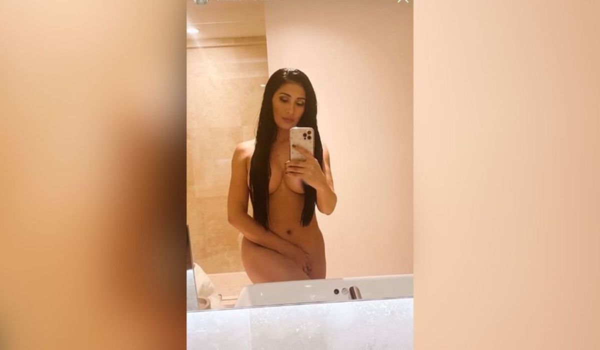 Foto íntima da cantora Simaria revelando sua silhueta