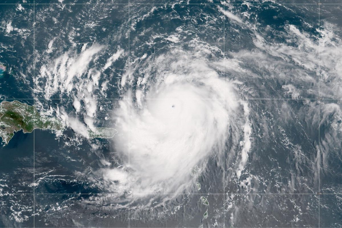 Hurricane Irene reaches the 5 category and advances across the North Atlantic