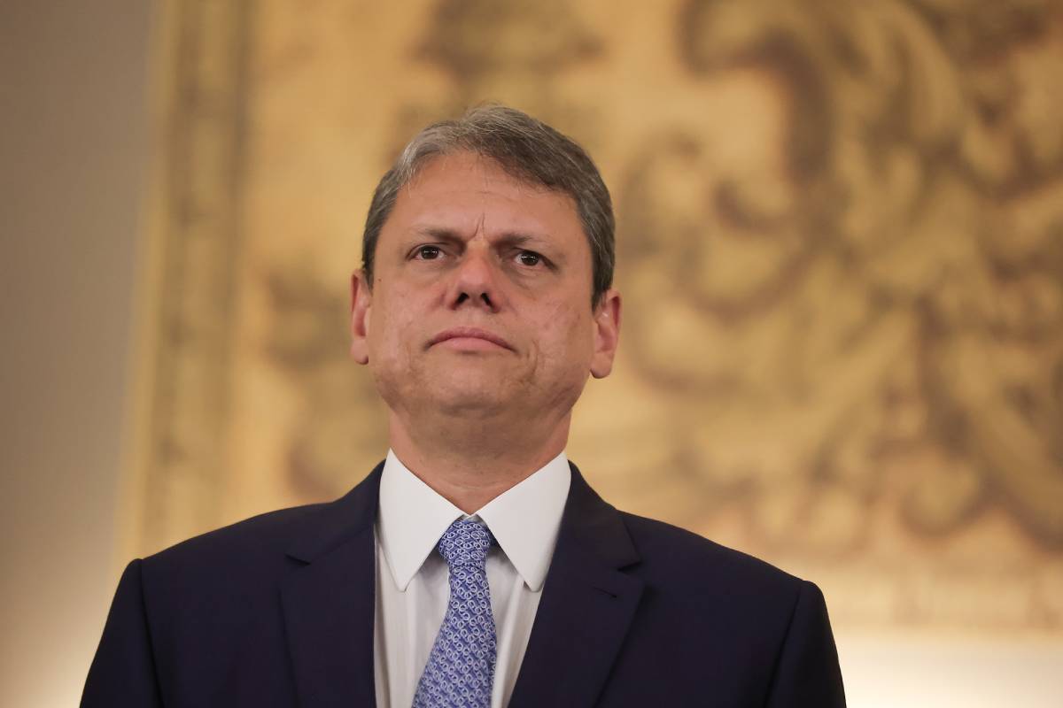 Moraes libera visita de Tarcísio a Bolsonaro