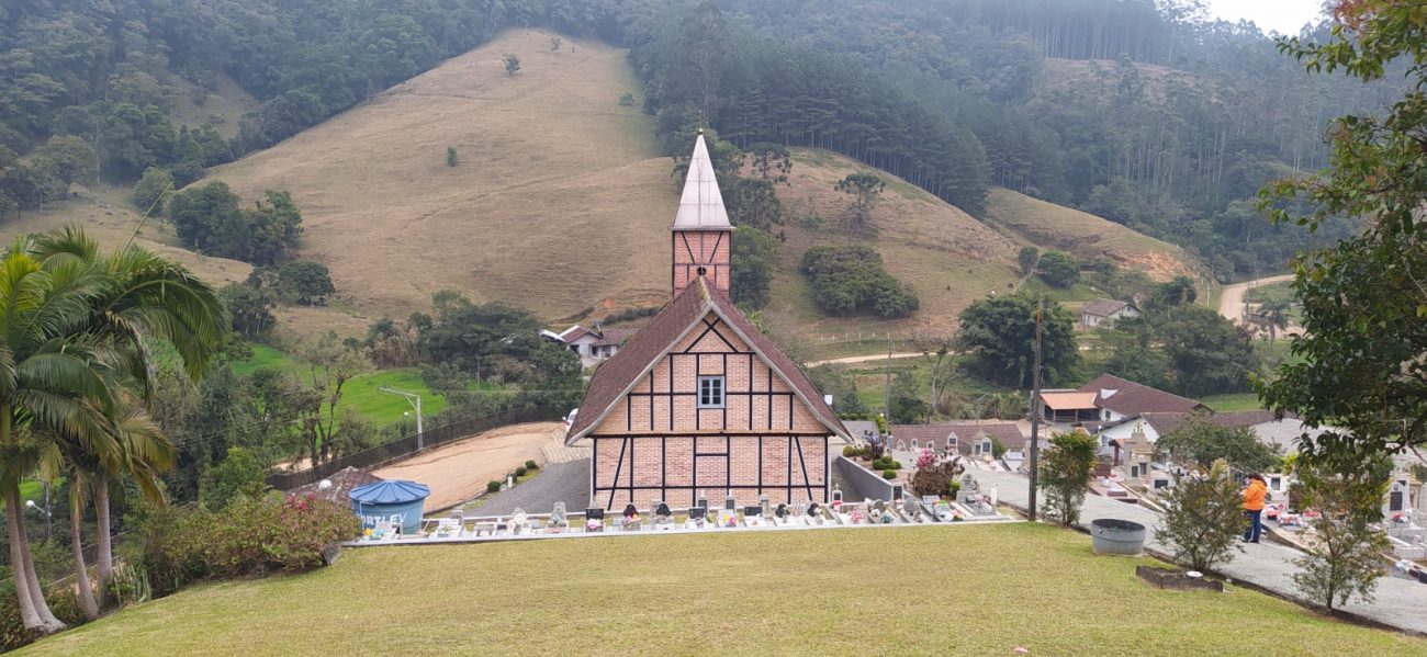 Igreja enxaimel centenária de SC parece ter saído de vilarejo alemã - Divulgação