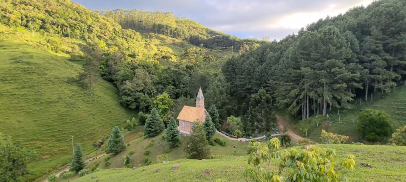 Conheça a capela Santa Ana. Igreja encantada de SC que parece ter saído de um conto alemão. - Nilo Luiz/ND
