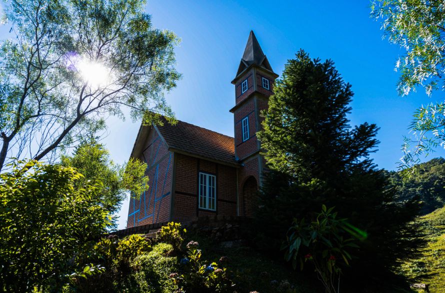 Conheça a capela Santa Ana. Igreja encantada de SC que parece ter saído de um conto alemão. - Reprodução/ND