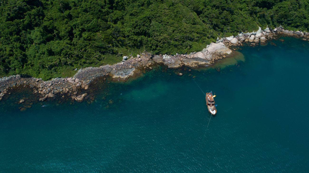 Ilha do Macuco guarda navio submerso. - Sectur Bombinhas/ND