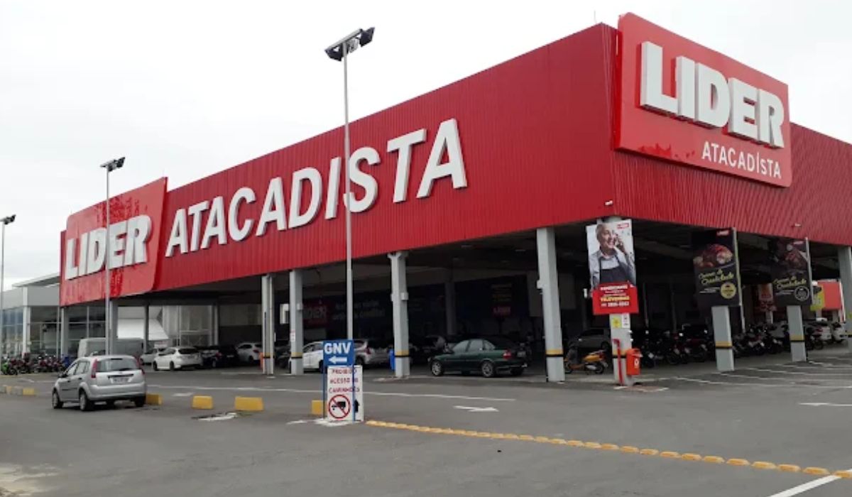 Fachada do antigo supermercado Líder Atacadista em São José