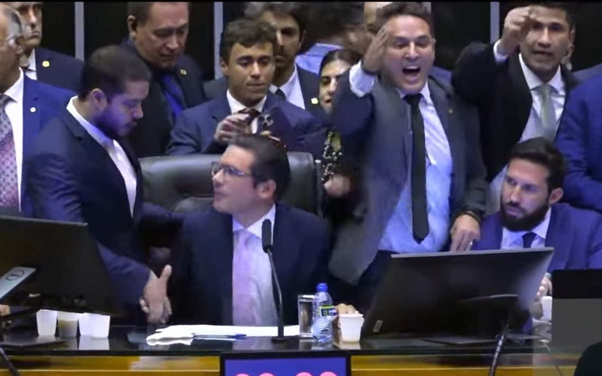 Momento que Nikolas Ferreira sofre empurrão - Reprodução TV Câmara/ND