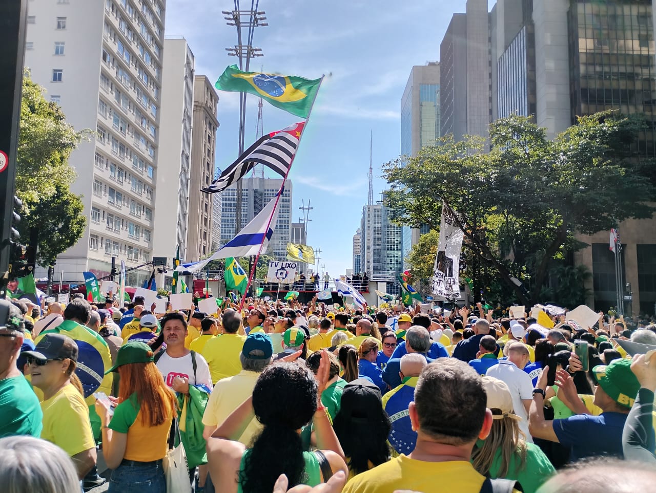 Bolsonaristas levam bandeiras de São Paulo, Brasil e Israel em manifestações – Foto: Adriano Assis/ND