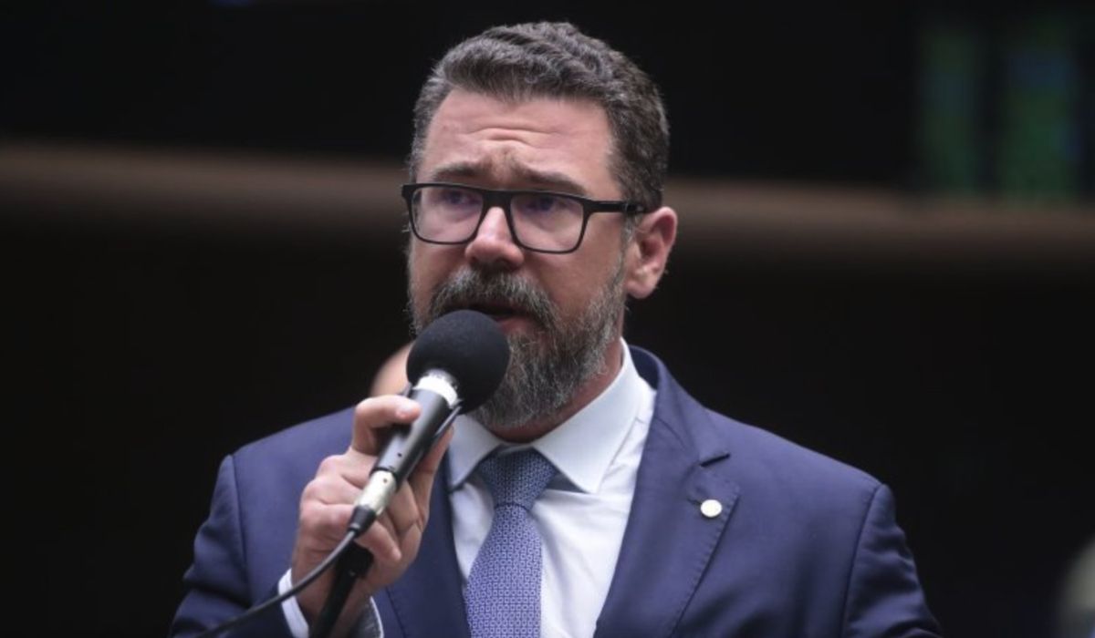 Marcos Pollon sentou na cadeira de Hugo Motta para impedir início da sessão e chamou presidente da Câmara de “bosta”Foto: Reprodução/ND