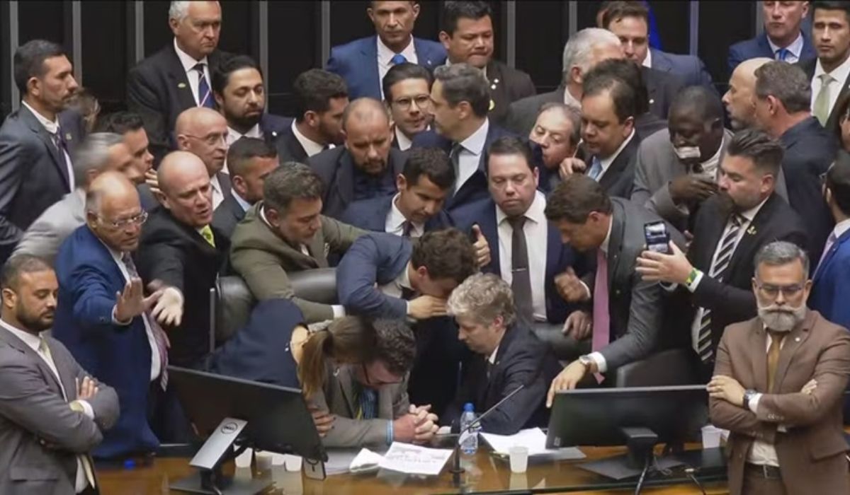 Bolsonaristas se acorrentaram à Mesa Diretora para obstruir os trabalhos durante o motim na CâmaraFoto: Reprodução/ND