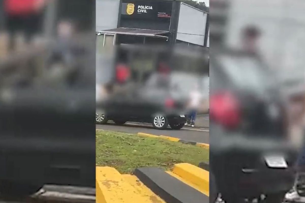 Mulher é agredida em frente à delegacia após furtar carro e atropelar criança em SC