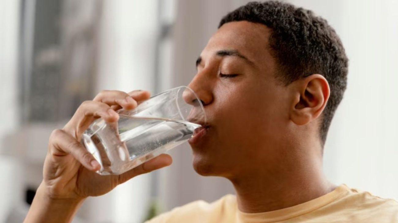 É importante se hidratar para se proteger da onda de calorFoto: Freepik/ND Mais