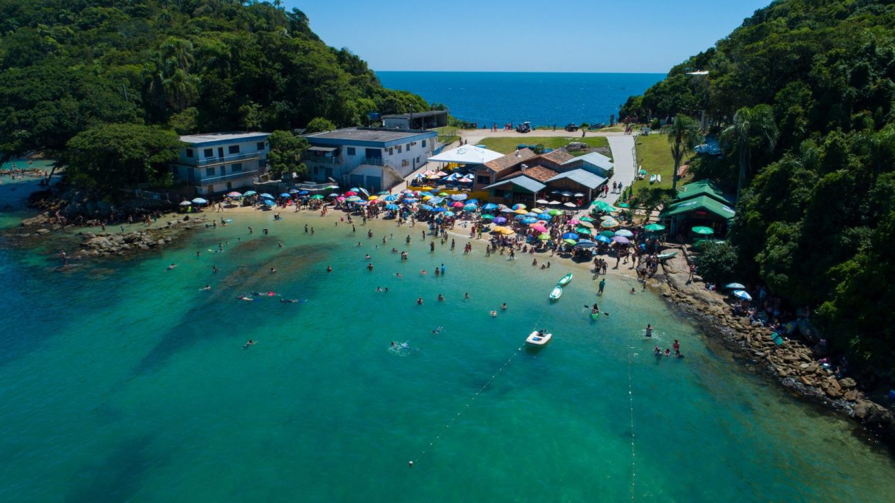 Praia da Sepultura tem até escultura escondida. - Sectur Bombinhas/ND