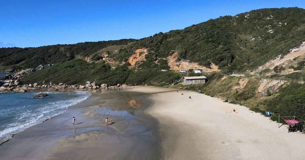 Praia do Rosa, paraíso catarinense, é ideal para quem busca contato com a natureza – Foto: Divulgação/ PMI