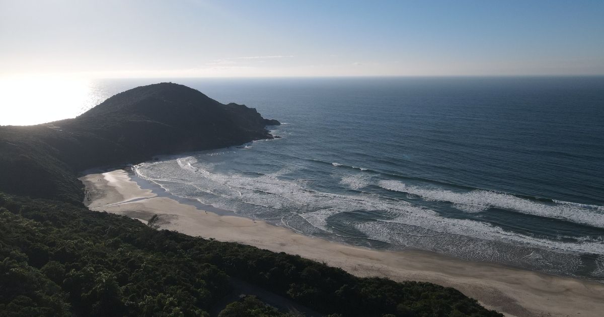 Foto aérea do paraíso catarinense, a Praia do Rosa, em Imbituba