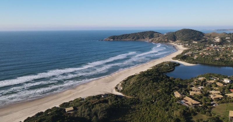 Praia do Rosa, em Imbituba, é considerada um paraíso catarinense - Divulgação/ PMI
