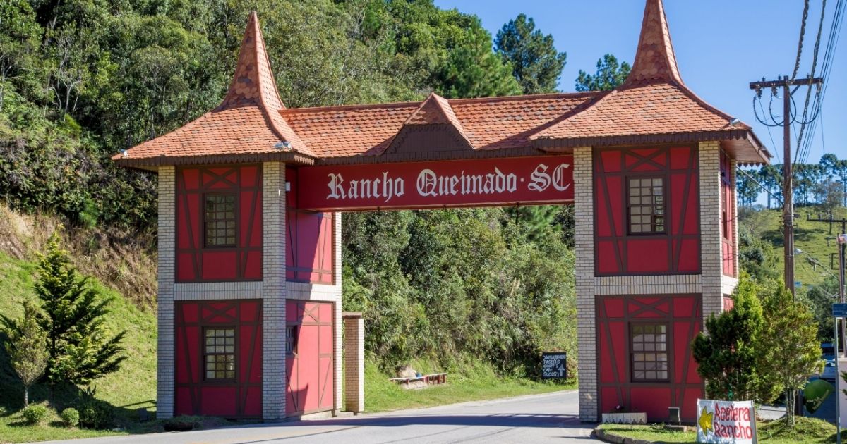 Imagem da fachada de entrada de Rancho Queimado, para mostrar qual foi a pequena cidade de SC abre vaga com salário de R$ 6,2 mil