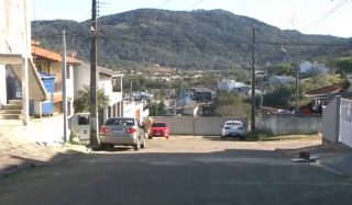Rua com dois nomes causa caos nas entregas e revolta moradores na Grande Florianópolis