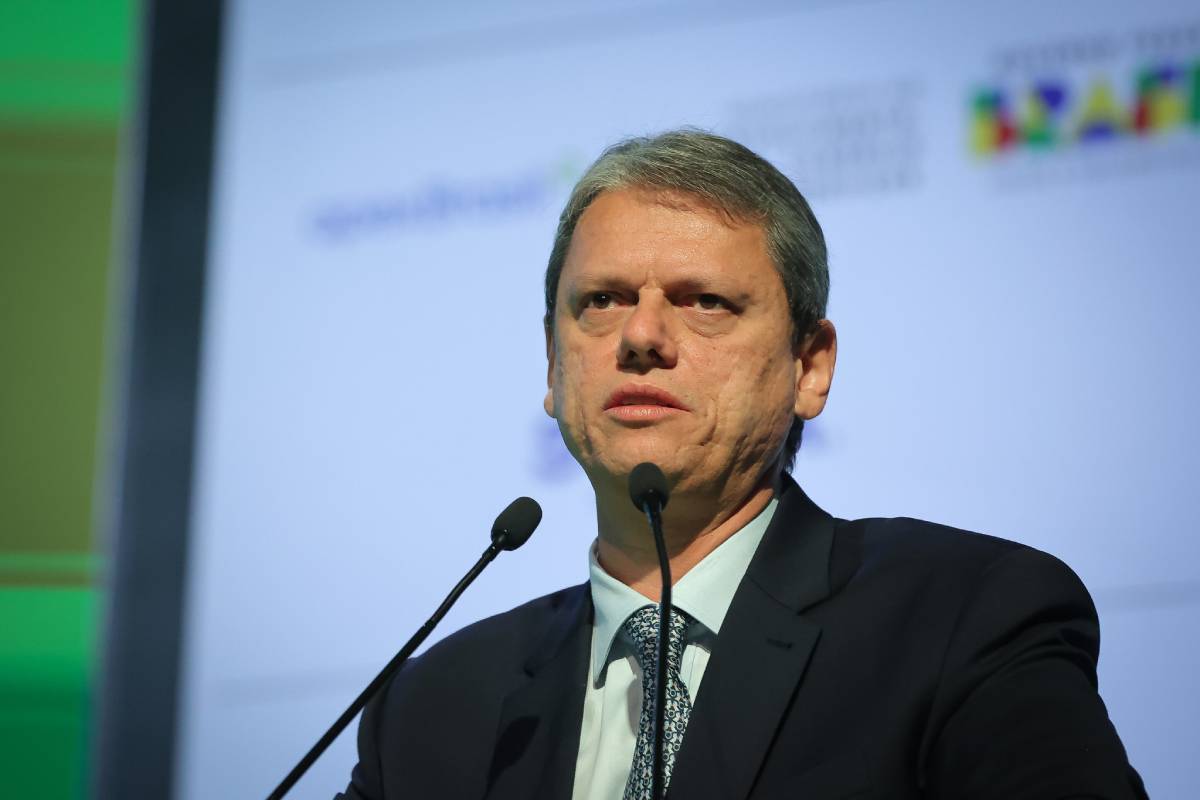 Tarcísio de Freitas articula projeto de anistia nos bastidores da Câmara