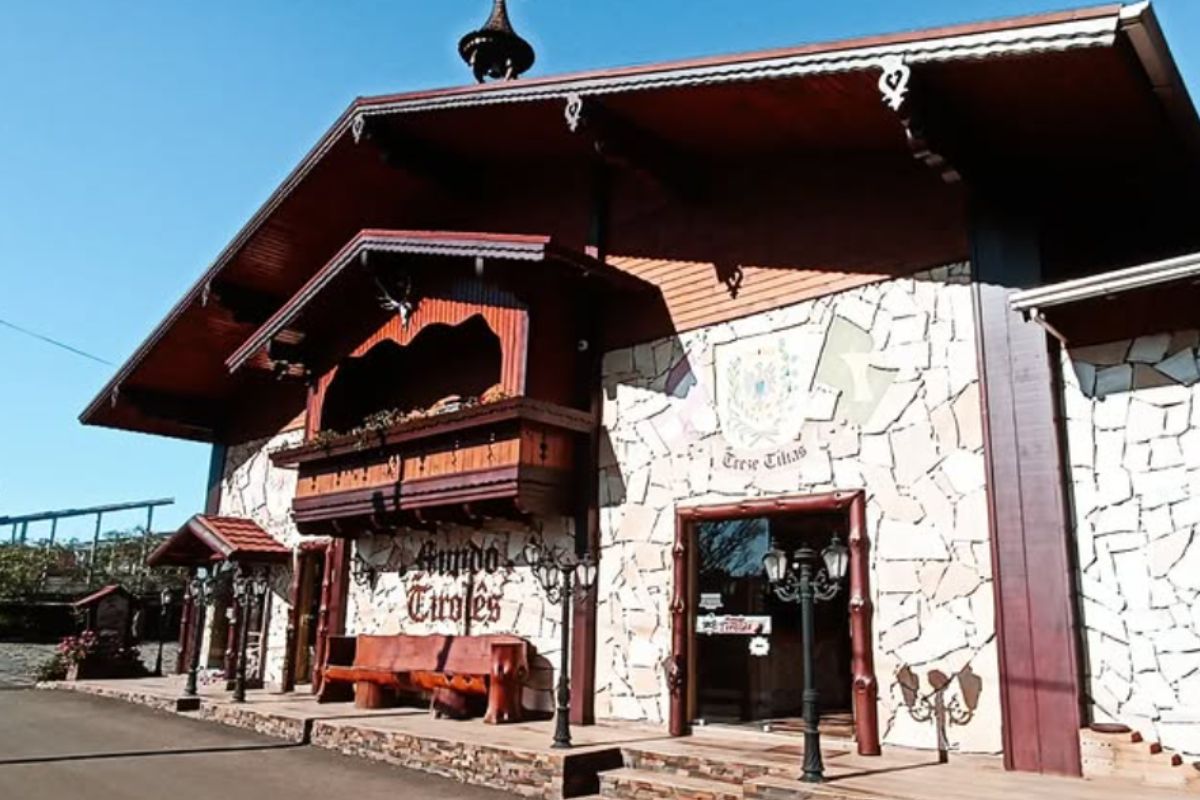 Atualmente, a loja reúne cerca de 700 itens, entre souvenirs, trajes típicos, chapéus, acessórios austríacos e alemães, além de artesanato local. - Mundo Tiroles/ND