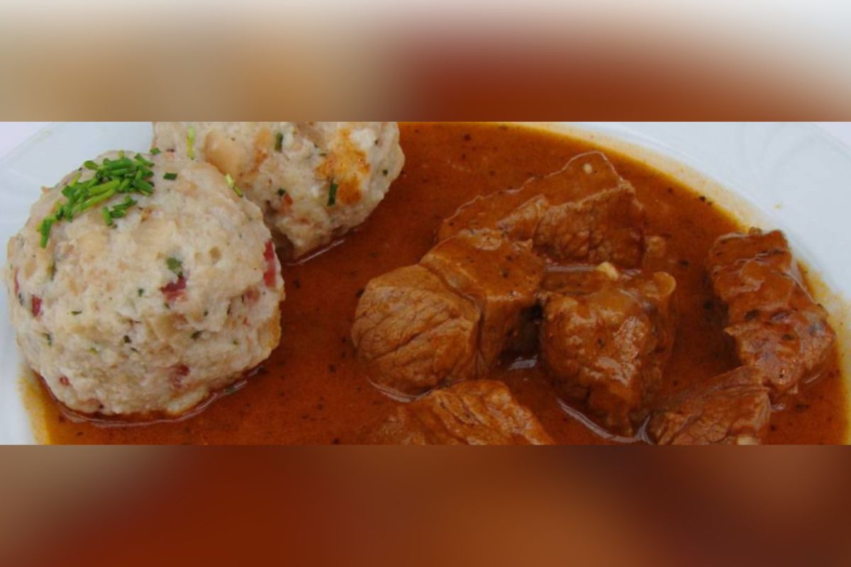 Um dos pratos típicos é o goulash, com carne de gado e outros ingredientes. - Portal do Turismo de Santa Catarina/ND