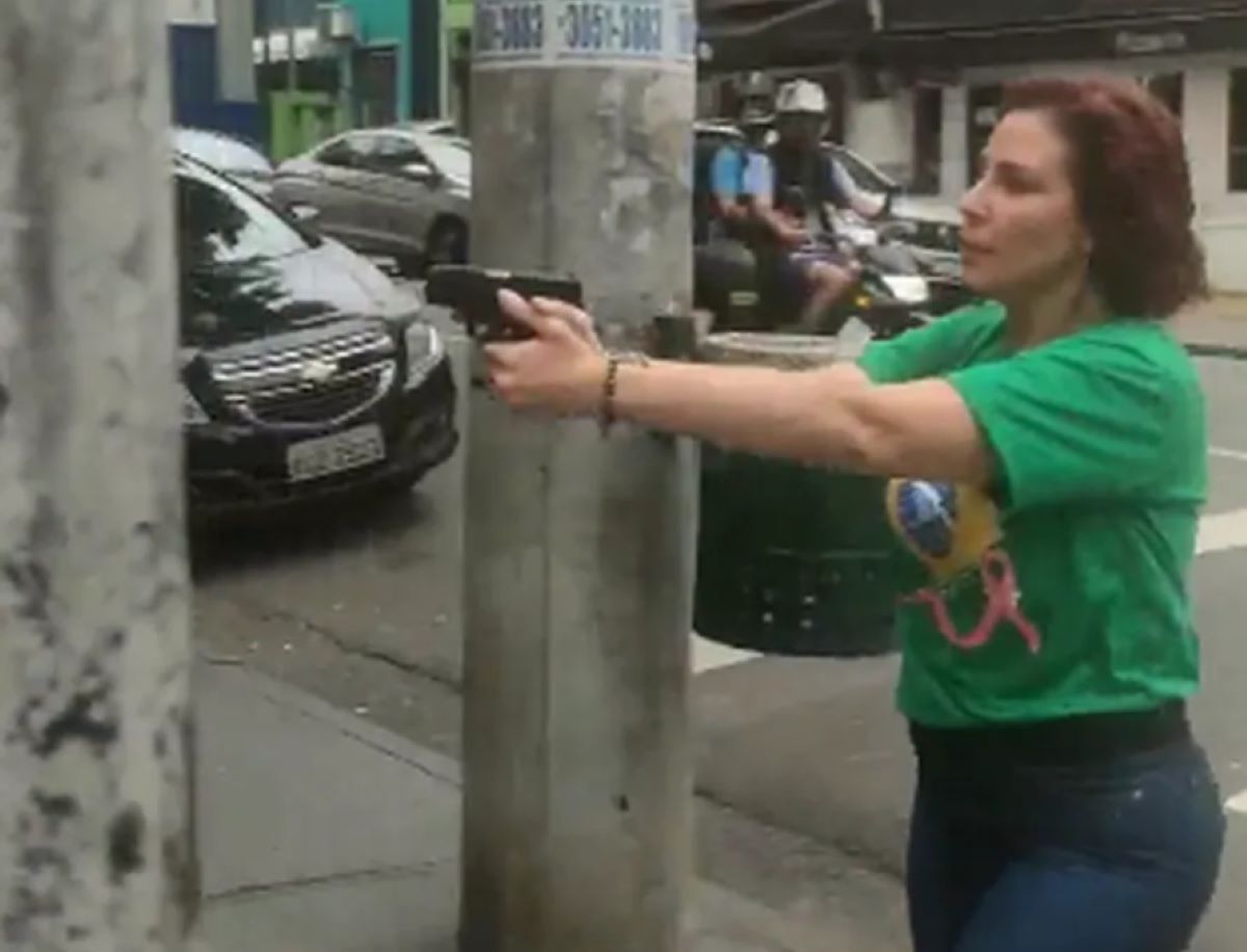 Carla Zambelli foi condenada por perseguir com arma um eleitor do presidente Lula em 2022 e por um ataque hacker ao sistema do CNJ em 2023Foto: Reprodu&ccedil;&atilde;o/Redes Sociais