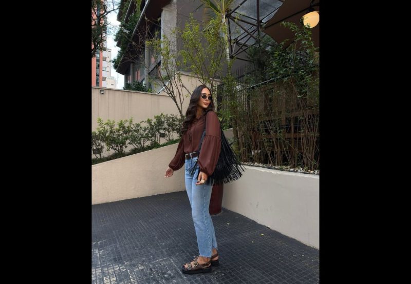 O jeans de corte reto volta com força em 2026 - @_giovargas/Instagram