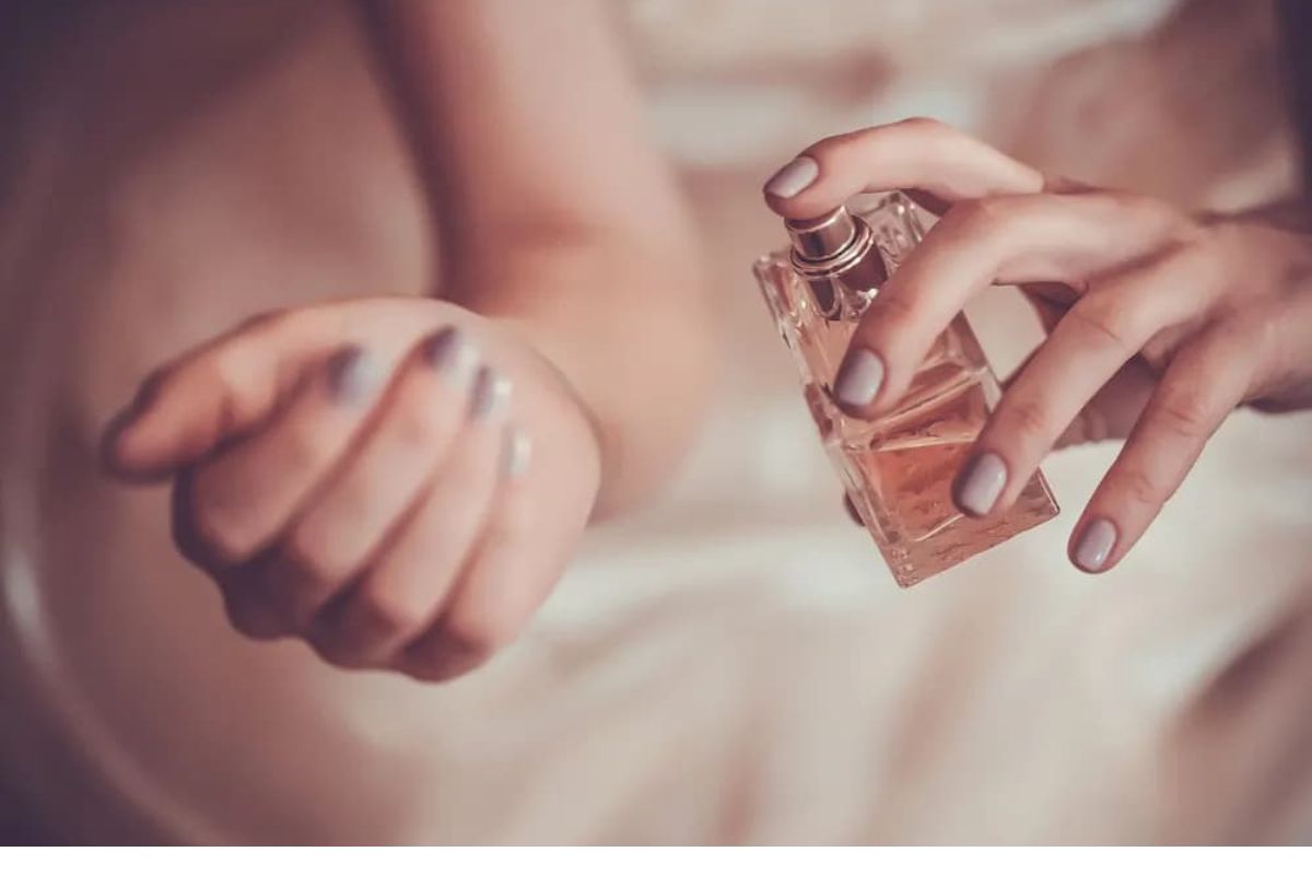 Mulher USANando perfume feminino da boticário no dia do cliente