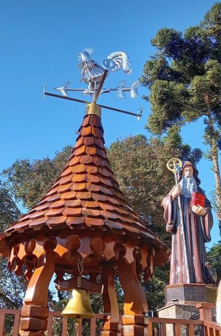 Logo na entrada do bosque, o visitante encontra o campanário, uma charmosa estrutura em forma de casinha que guarda o sino - Divulgação/ND