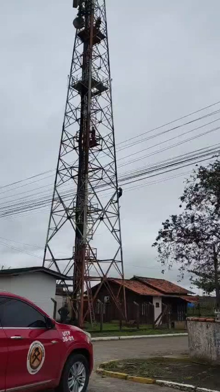 Homem sobe em poste de 35 metros de altura em Araquari – Foto: Divulgação/Redes Sociais/ND