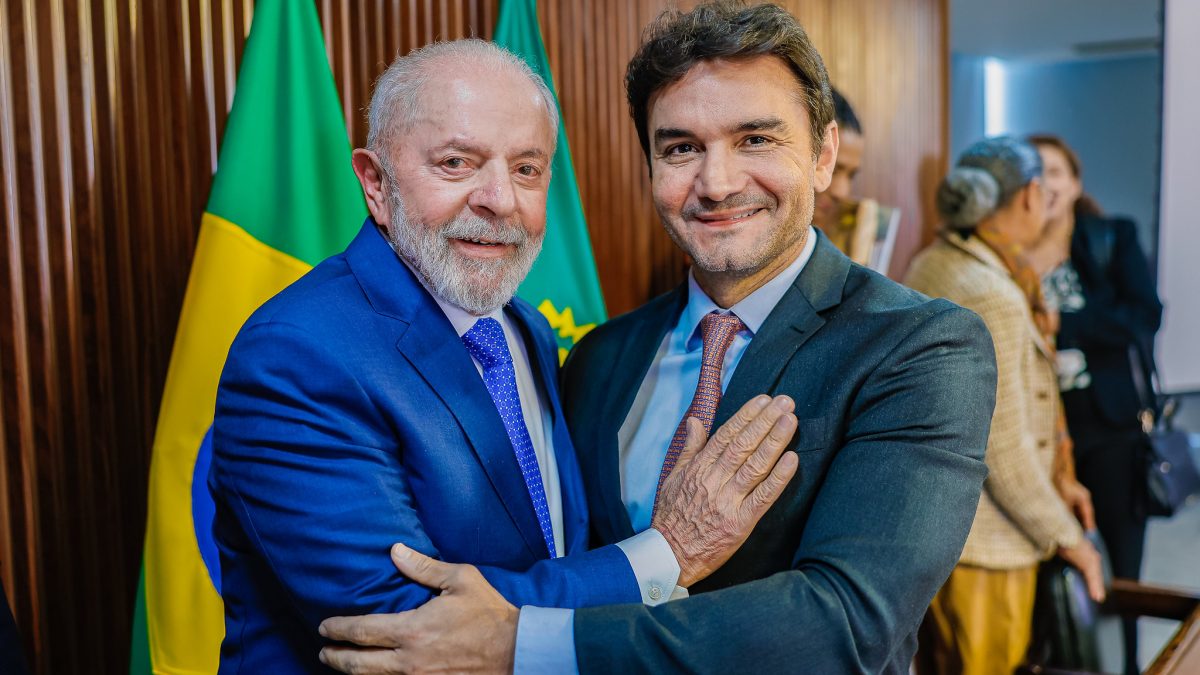 PDT oficializa apoio a Lula e exige ligação de candidatos ao petista
