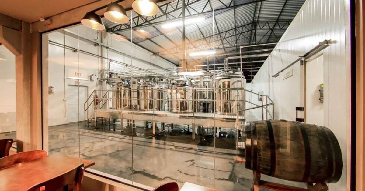 Tanques de inox usados para cervejas artesanais na Cervejaria Long Bier, em espaço moderno e iluminado, para ilustrar para os leitores o que eles encontrariam ao fazer uma visita no espaço