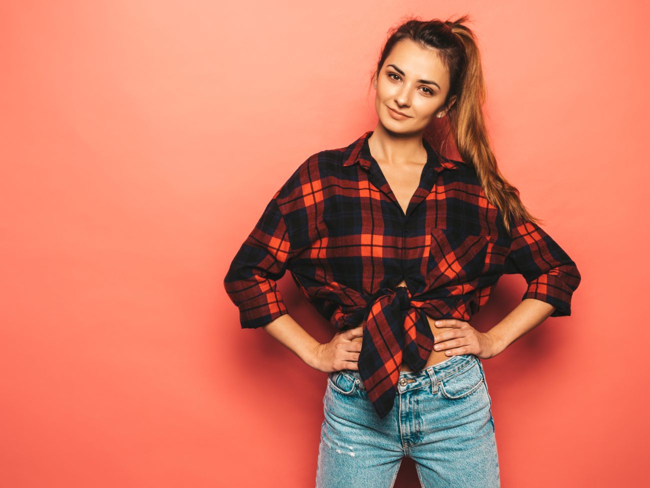 Mulher vestindo uma camisa xadrez com um jeans despojado 