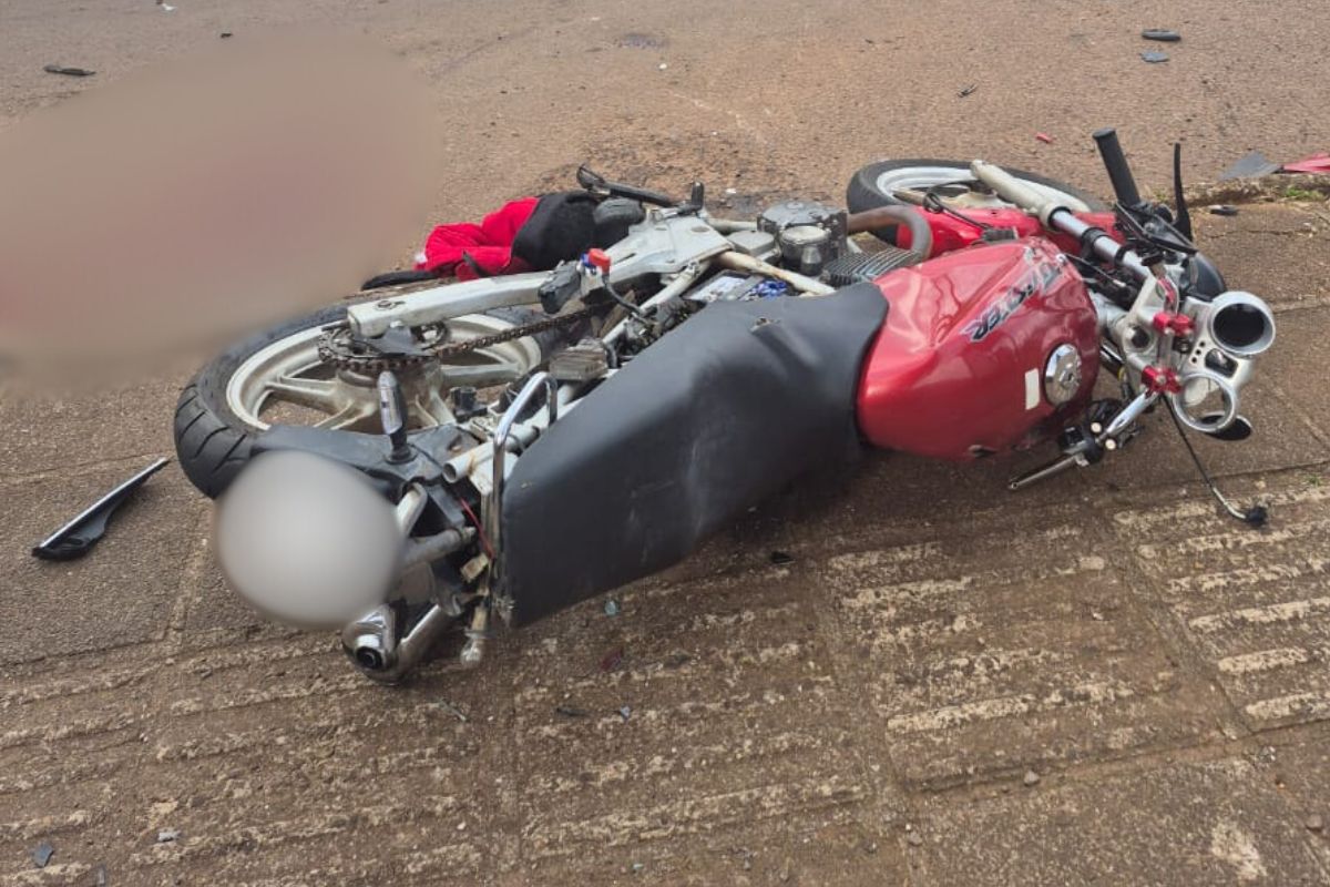 perna e órgão genital amputados