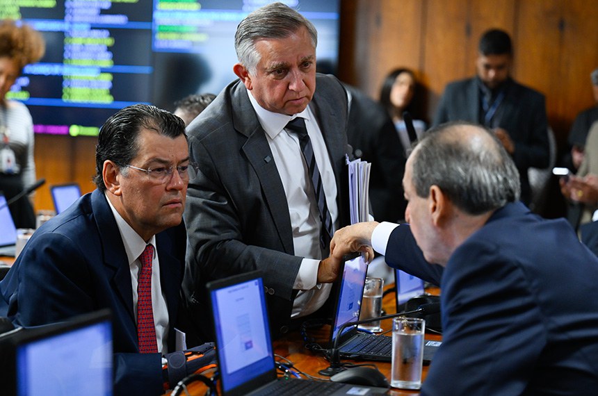 Eduardo Braga é autor do projeto; Izalci e Omar fizeram contribuições ao texto sobre a Isenção do Imposto de Renda com emendas – Foto: Andressa Anholete/Agência Senado