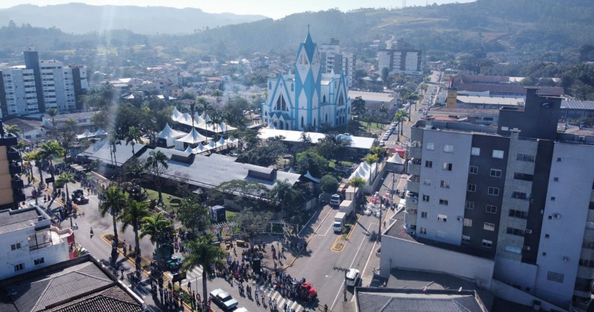 Foto aérea de Siderópolis, município condenado por contaminação de piche em açude