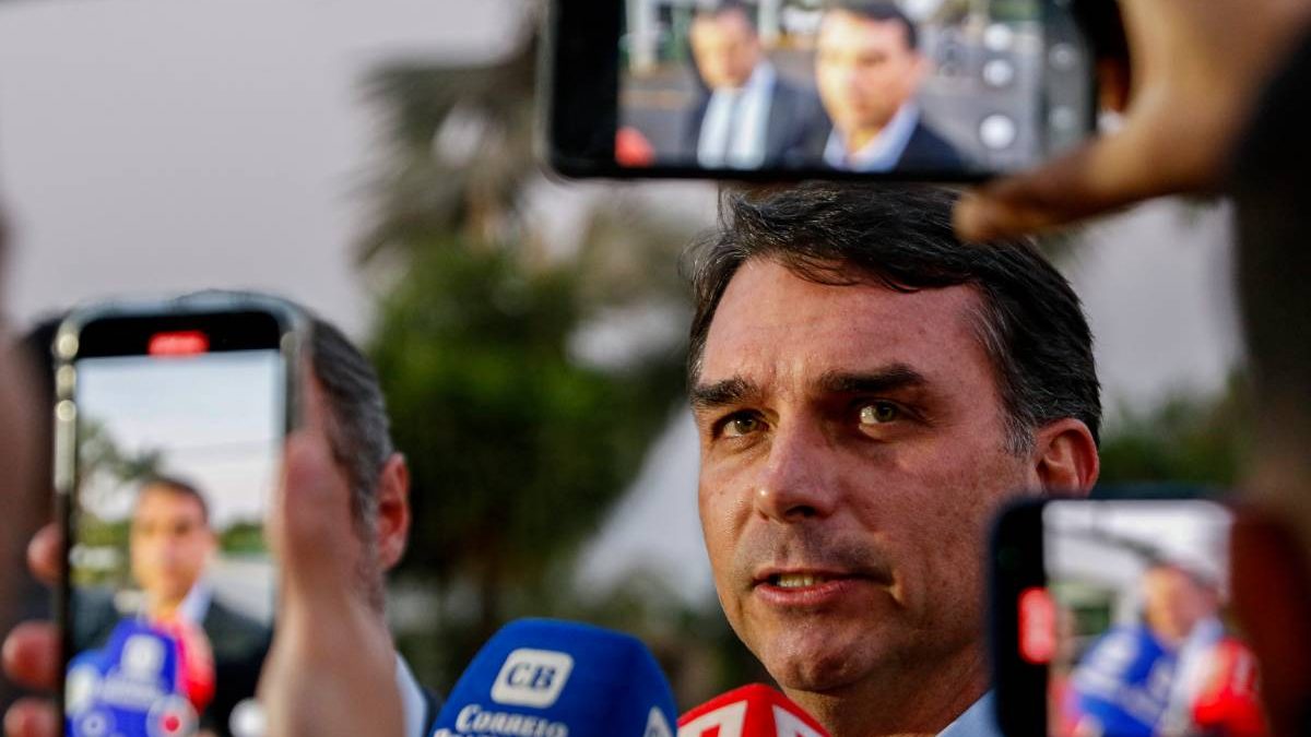Ataque hacker no TSE? Flávio Bolsonaro tenta registrar candidatura e acorda ‘filiado’ a