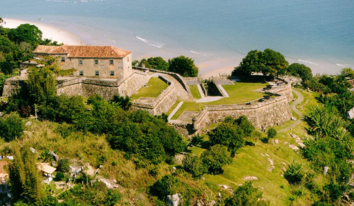 Fortaleza de São José da Ponta Grossa, no Norte da Ilha de Santa Catarina - Reprodução/UFSC/ND
