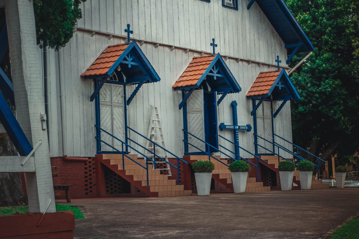 O templo foi construído com trabalho voluntário e doações de pioneiros da região. - Prefeitura de São João do Oeste/ND