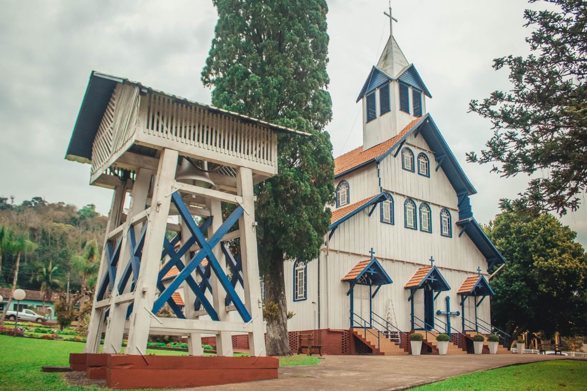 A igreja atrai turistas de toda a região e é símbolo da herança cultural alemã. - Prefeitura de São João do Oeste/ND