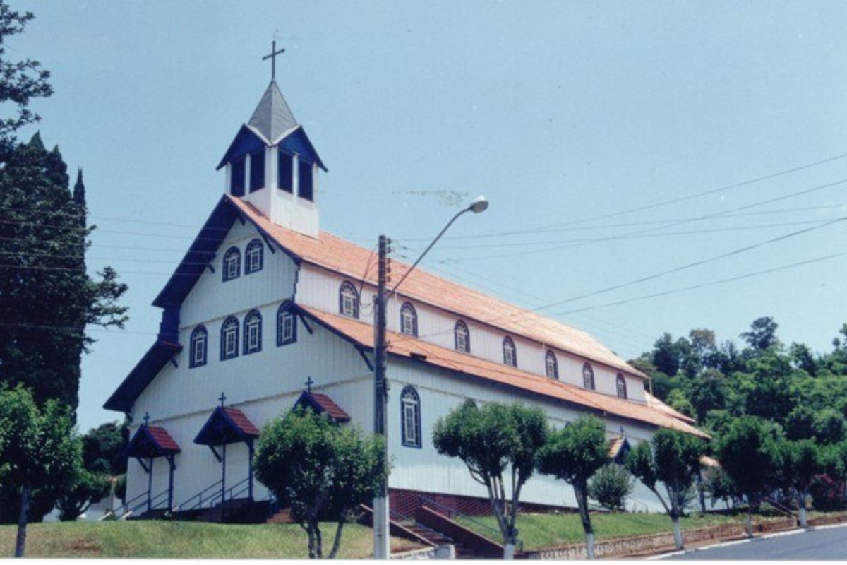 Igreja Matriz São João Berchmans, uma das maiores construções de madeira da América Latina. - Prefeitura de São João do Oeste/ND