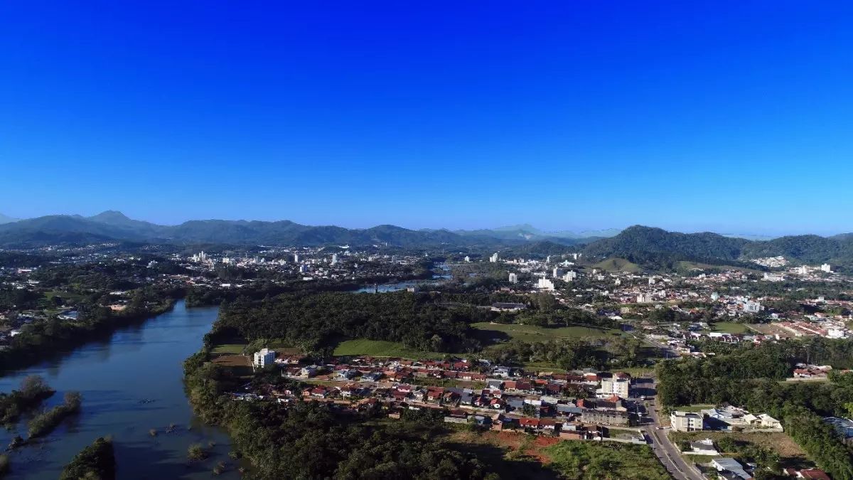 Terra de empregos: polo econômico de SC dispara com 2,4 mil vagas abertas