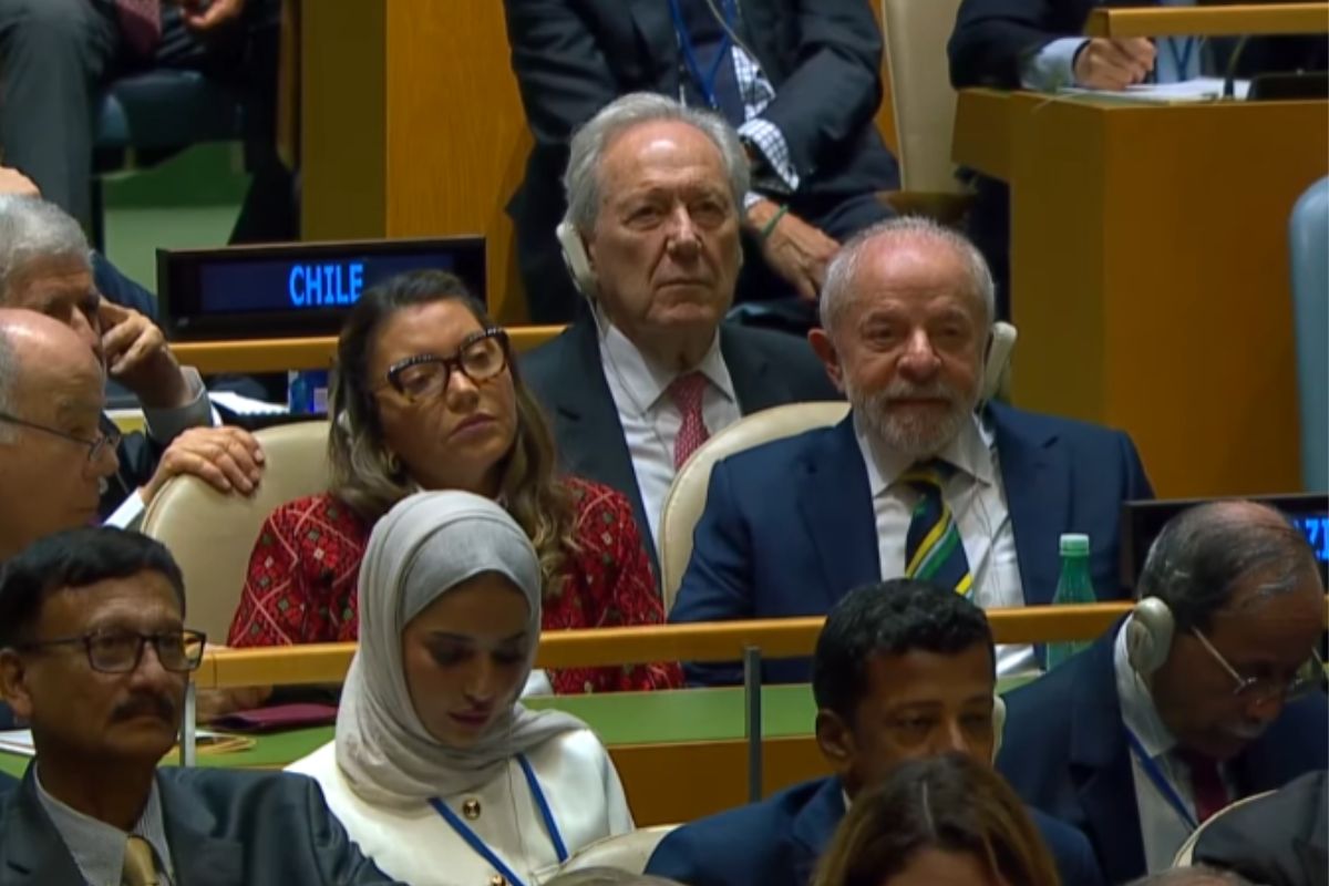Ao lado de Janja, Lula sorri ao ser citado por Trump na ONU