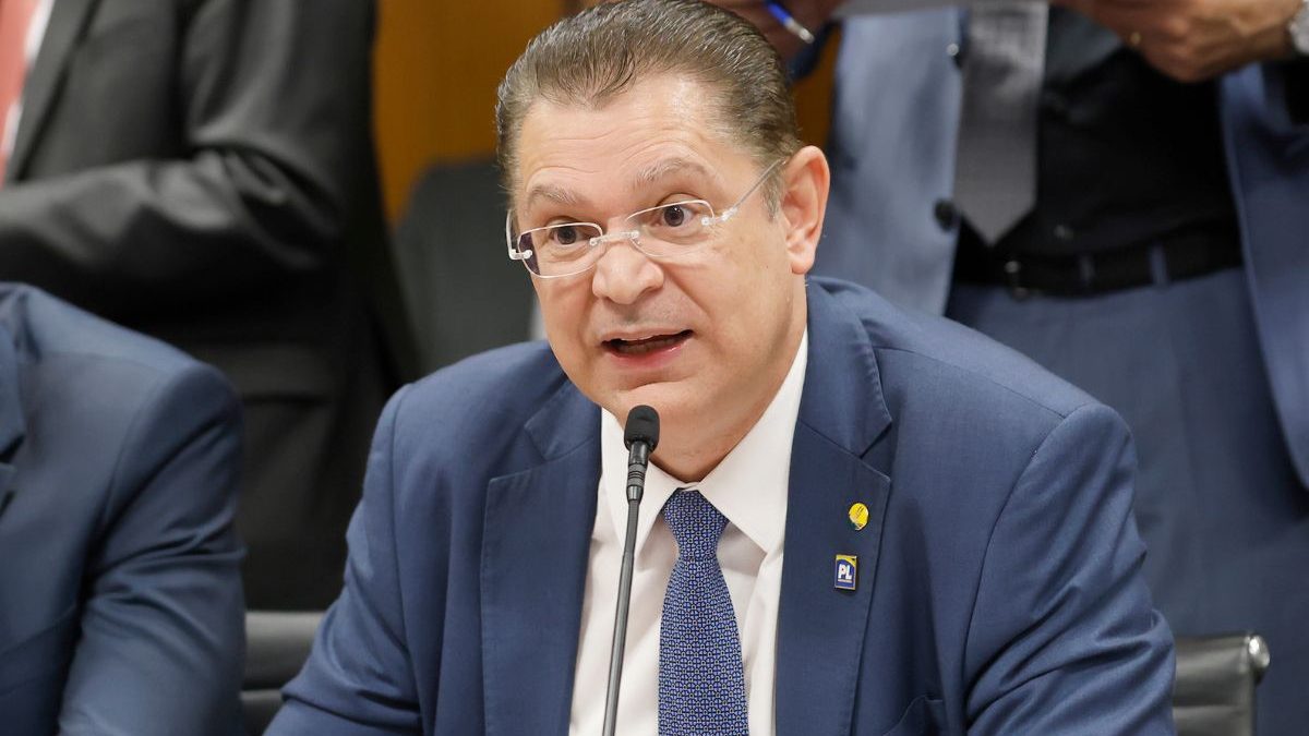 Sóstenes Cavalcante declara apoio a Flávio Bolsonaro após suposta fuga para a Argentina