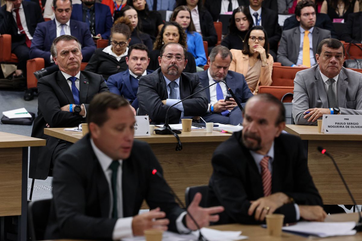 Mauro Cid e Jair Bolsonaro são julgados por tentativa de golpe de Estado