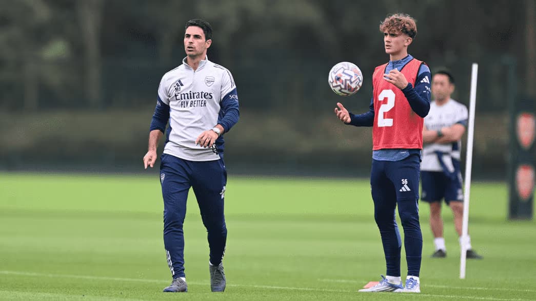 Técnico Mikel Arteta e meia Max Dowman durante treino do Arsenal