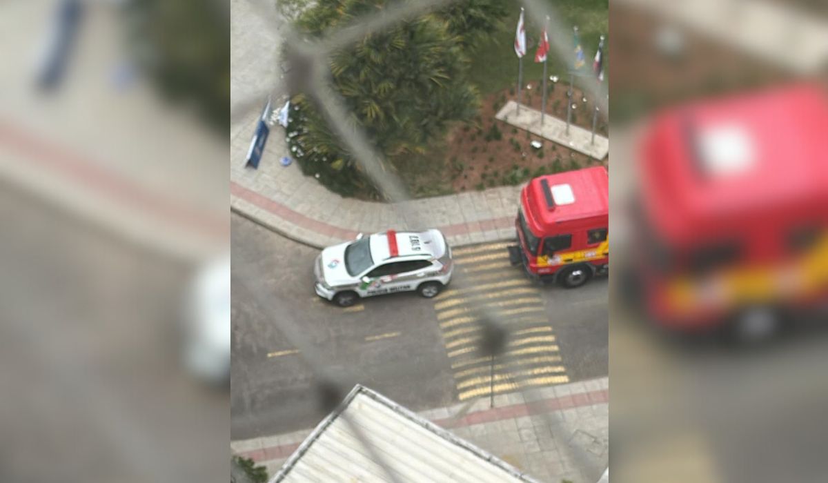 Corpo de Bombeiros e Polícia Militar chegando em clube de Florianópolis