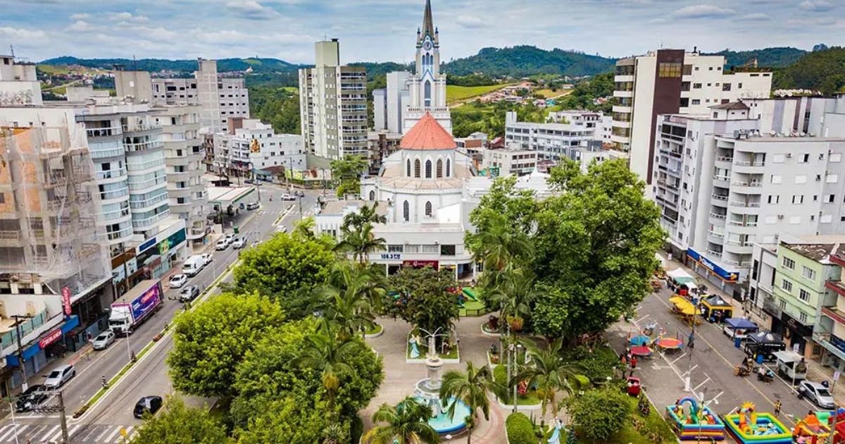 Vista aérea do centro de Orleans, com igreja, e pequena praça arborizada, para mostrar como a população do local é pequena