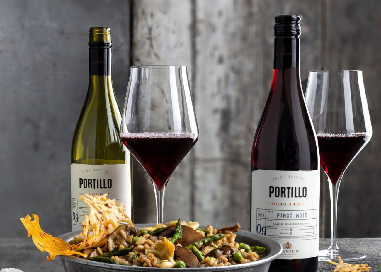 Duas garrafas do vinho Portillo Valle de Uco Pinot Noir com um prato para harmoniza&ccedil;&atilde;o
